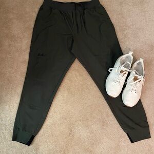 NWOT Under Armour Men's Dark Gray Joggers